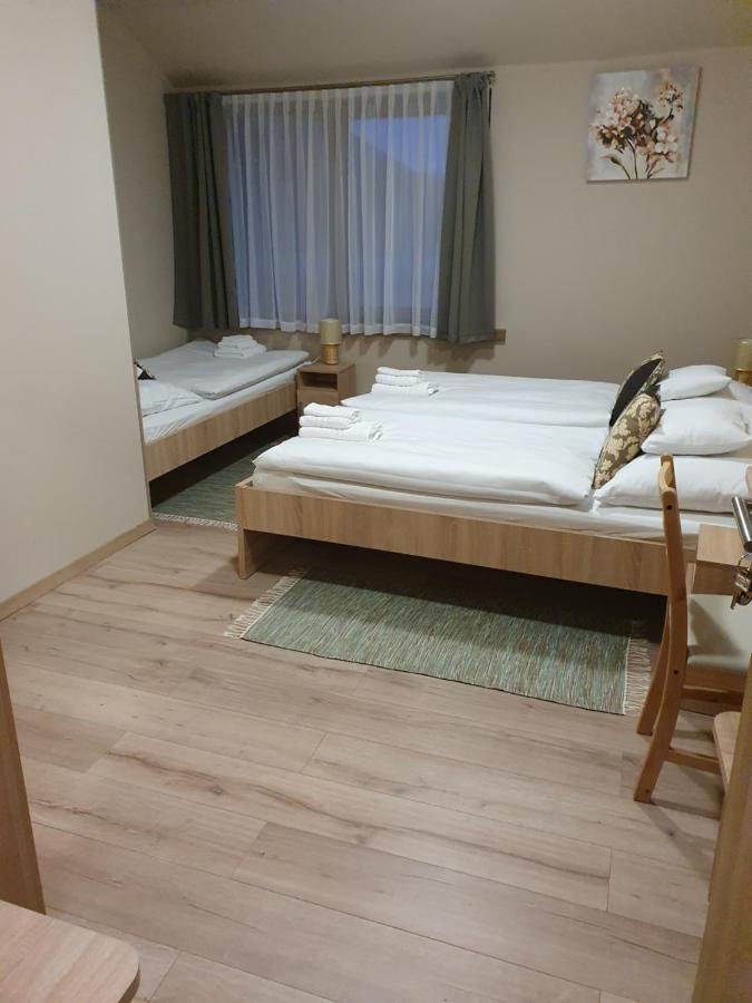 Platina Panzio*** Bed and Breakfast Újhartyán Exteriör bild